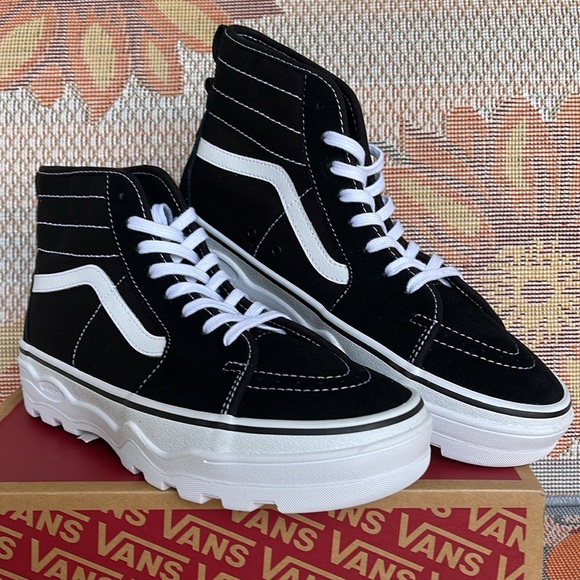 Vans Men’s Sentry Sk8-Hi
Black/White
VN0A5KY5BA2
Sneakers - Picture 10 of 16